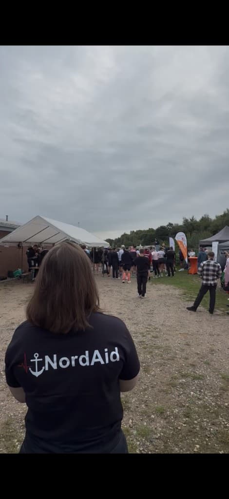 NordAid-Shirt mit Logo bei einer Veranstaltung