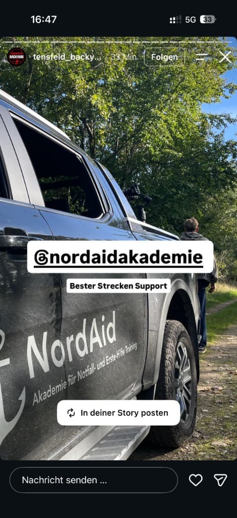 NordAid-Fahrzeug mit Branding Akademie für Notfall- und Erste-Hilfe Training
