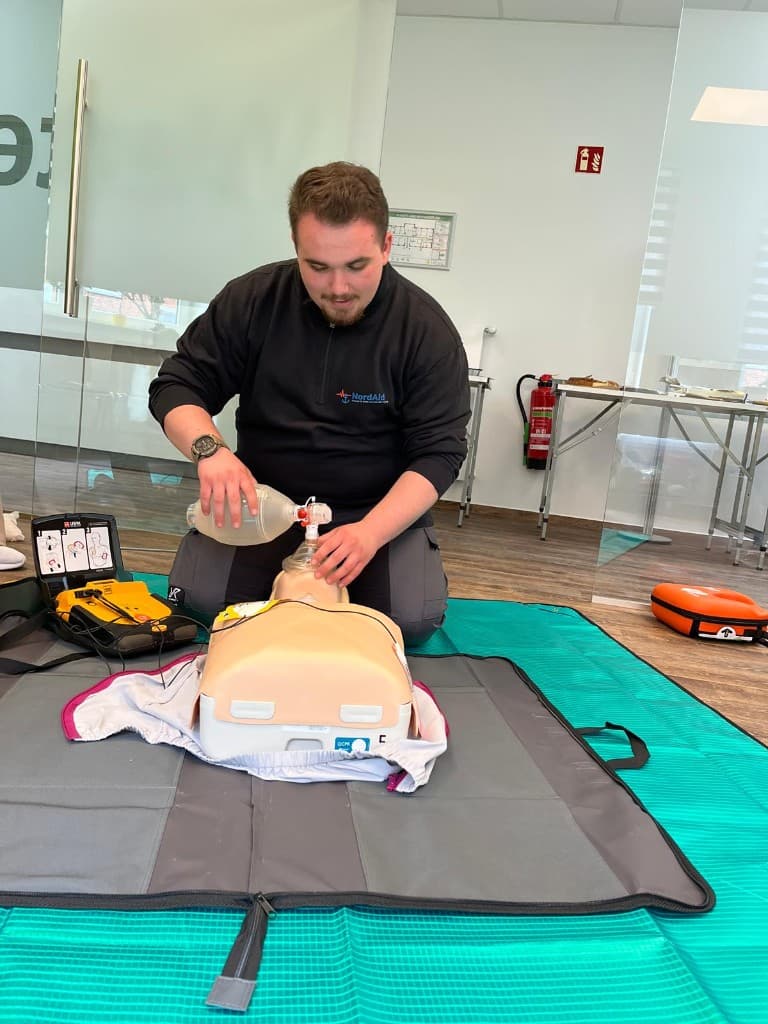 NordAid-Dozent demonstriert Beatmung und AED-Training an einer Übungspuppe